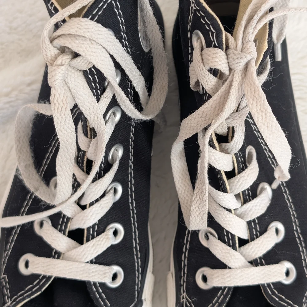 Great Condition: Converse Chuck Taylor All Star Women 6/Men 4